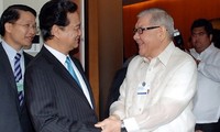 Premier Nguyen Tan Dung trifft die Präsidenten beider Kammern Philippiniens 